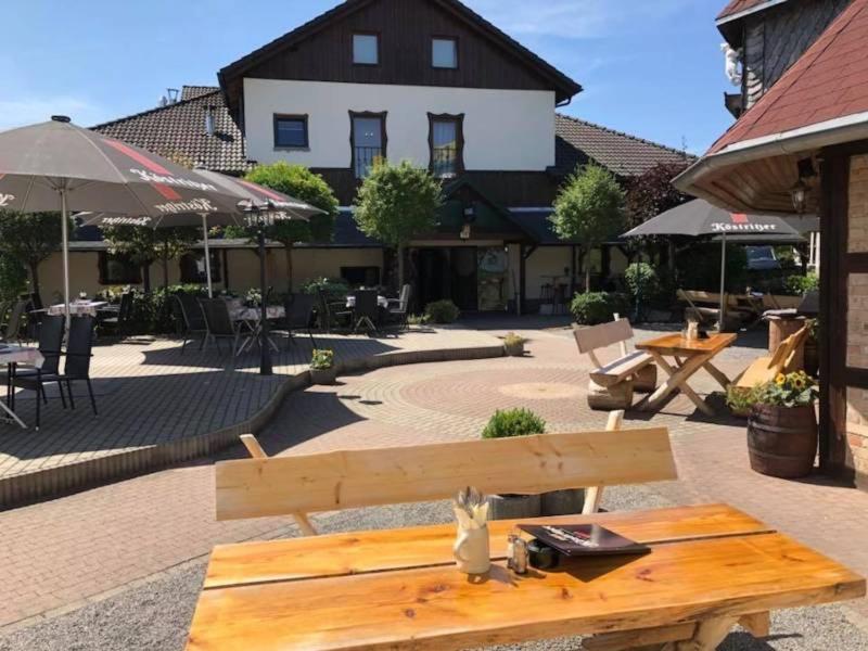 Toschis Station-Motel-Wirtshaus-An Der Autobahn-Bowling ツェラ・メーリス エクステリア 写真
